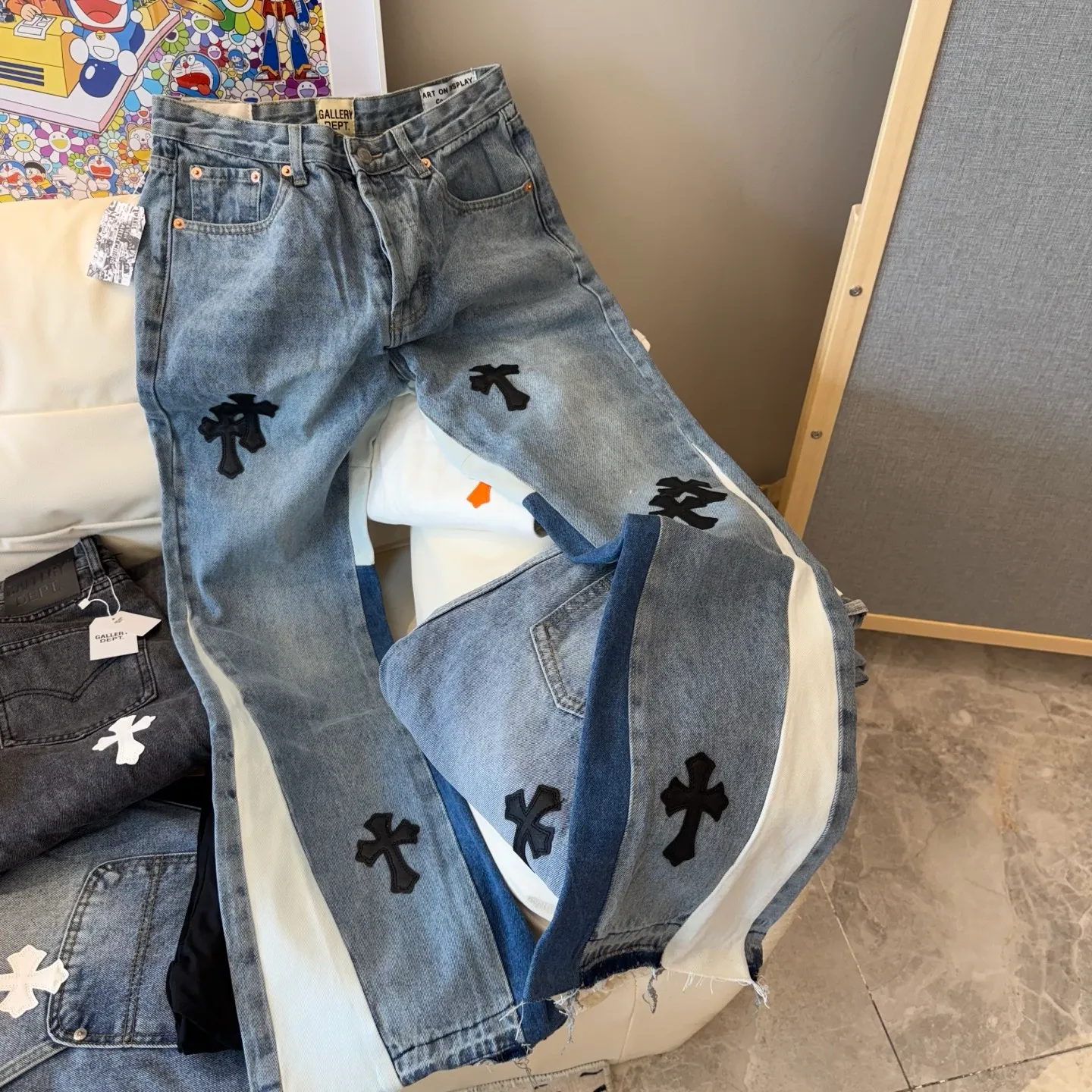 P250 model number: D326 GALLERY DEPT & Chrome hearts. Spliced cross loose washed flared jeans, truly restoring the ultimate vintage texture. Original hardware accessories, washed and other elevators, QR code analysis are all purchased from the original factory, high degree of restoration, you are welcome to compare the products~ Three-dimensional version, loose and comfortable, not picky about the figure, taller and slimmer, factory Seiko, original quality control, same style for men and women, can be matched with couples, versatile recommendation, must-have jeans for all seasons Trendy people have been disappointed. From the quality selection of fabrics, the tailoring of details, and the matching of patterns, everything is impeccable! The upper body is so handsome when worn...it can be easily worn by men, women and children! The craftsmanship is made of heavy-duty washed pure cotton denim fabric. After washing, it is soft and thick. It is very stylish when worn. Size: 28, 30, 32, 34, 36 (S-XXL) Color: Stitching Size reference # 28 trouser length 100 waist 72 30 trouser length 102 waist 76 32 trouser length 104 waist 80 34 trouser length 106 waist 84 36 pants length 108 waist circumference 88